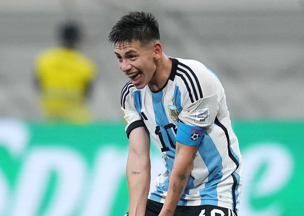 Claudio Echeverri comemora um de seus três gols contra o Brasil nas quartas de final do Mundial sub-17 - Twitter/@fifa