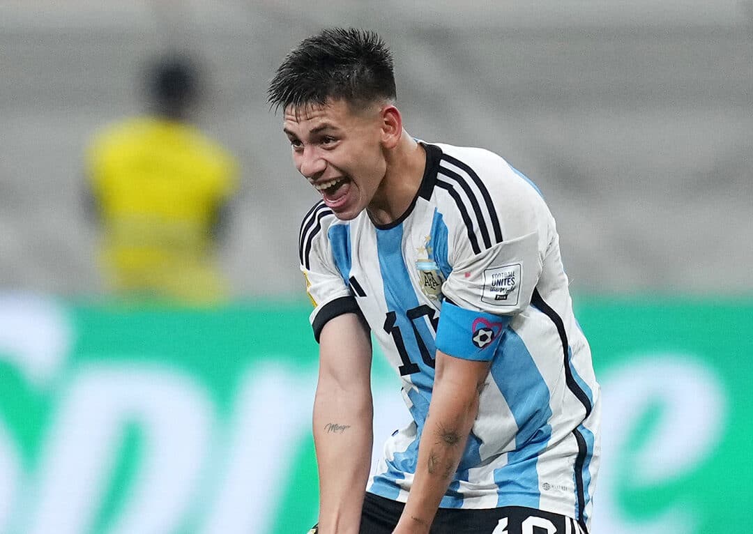 Claudio Echeverri comemora um de seus três gols contra o Brasil nas quartas de final do Mundial sub-17 - Twitter/@fifa