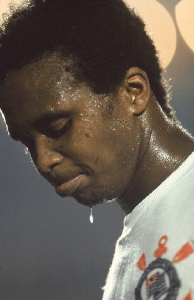 Wladimir, o lateral esquerdo que não errava, na estreia da fase final da Taça de Ouro de 1982: a gota de suor que está prestes a cair do queixo resume o que foi aquele ano do Timão - RONALDO KOTSCHO/PLACAR