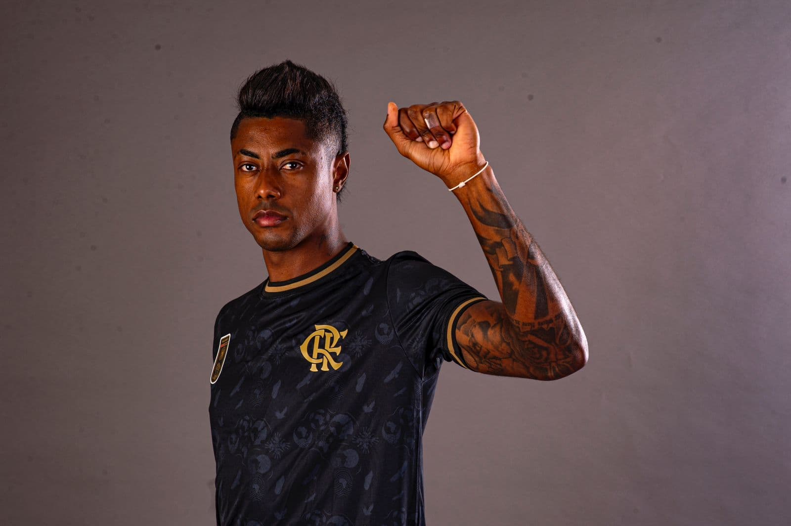 Bruno Henrique posa com a camisa do Flamengo - Marcelo Cortes / Flamengo