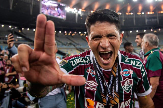 Cano faz o L de Lorenzo, Leonella e Libertadores - MARCELO GONÇALVES / FLUMINENSE