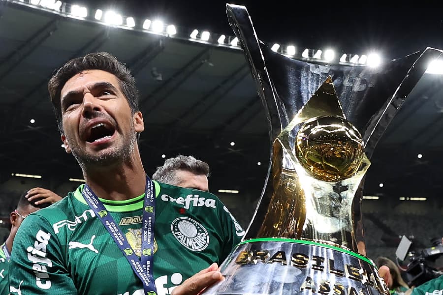 Abel com a taça de campeão brasileiro, a nona pelo Palmeiras - Cesar Greco/Palmeiras