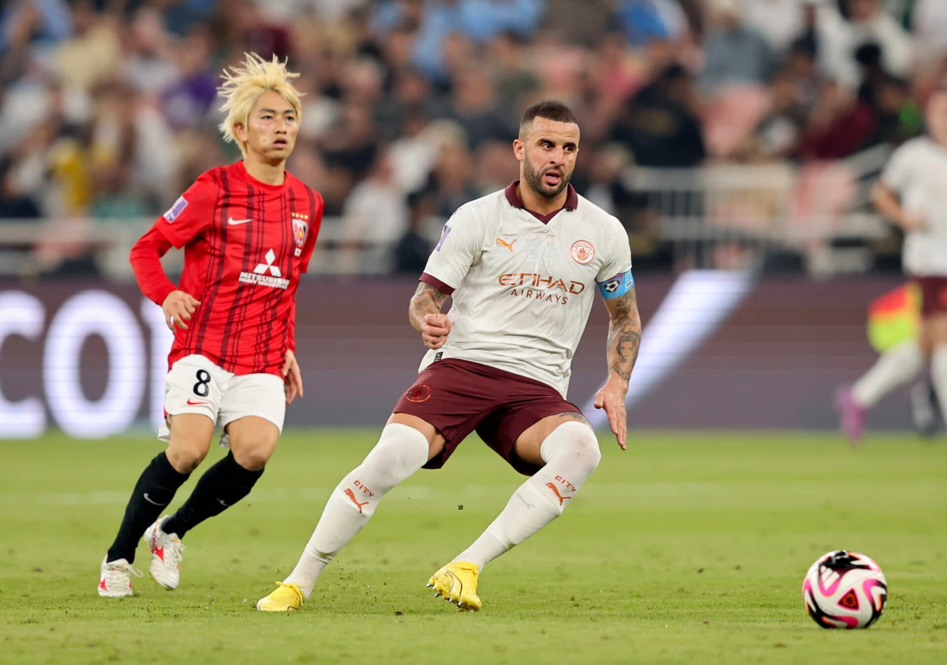 Yoshio Koizumi, do Urawa Reds, e Kyle Walker, do City - EFE/EPA/ALI HAIDER