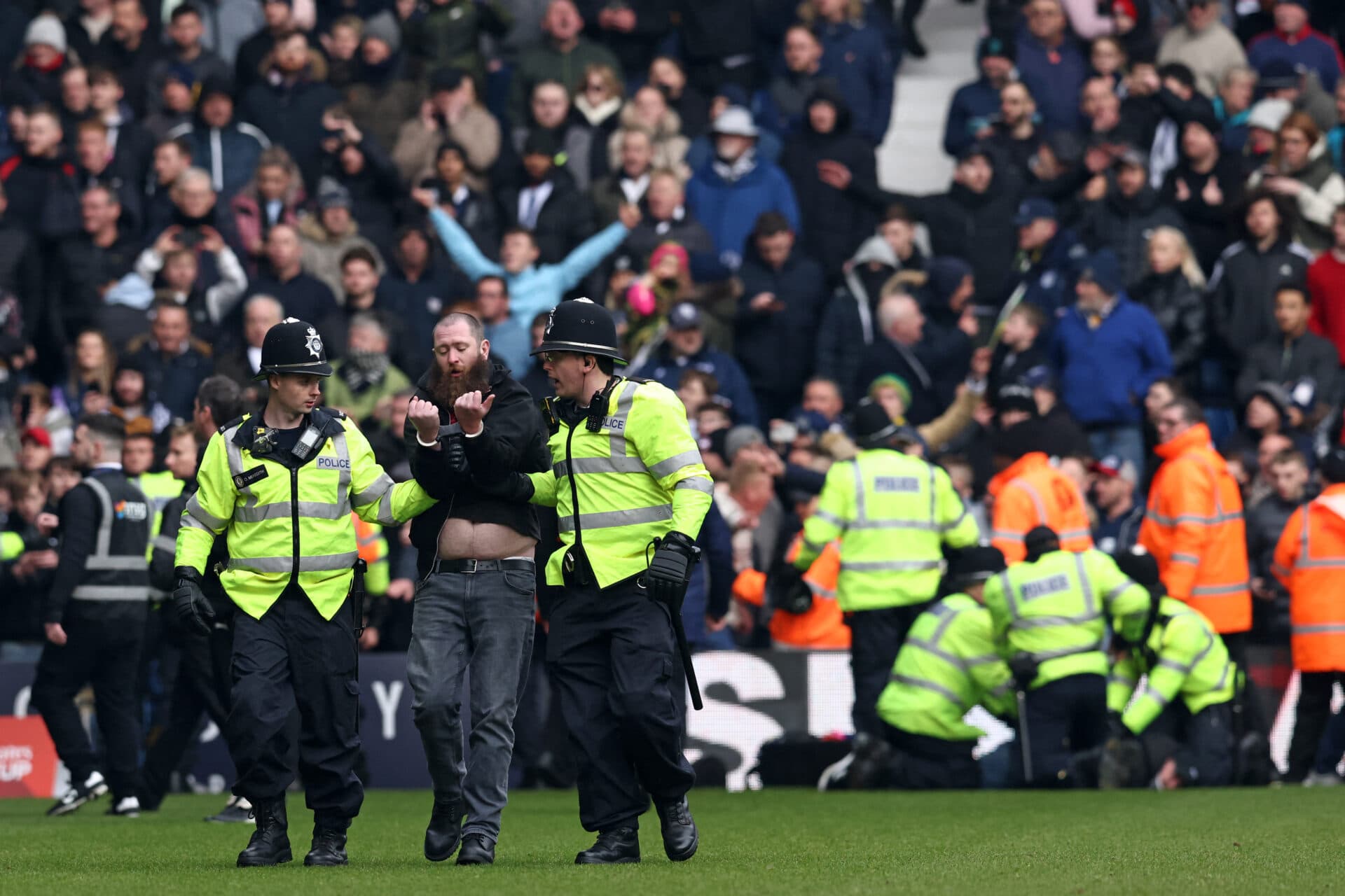 Clássico inglês é paralisado por briga de torcedores após gol de brasileiro