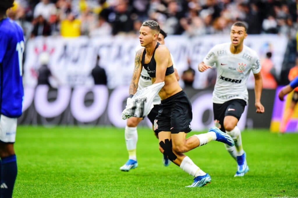 Kayke comemora o golado que deu o título ao Timão - Alexandre Battibugli/Placar