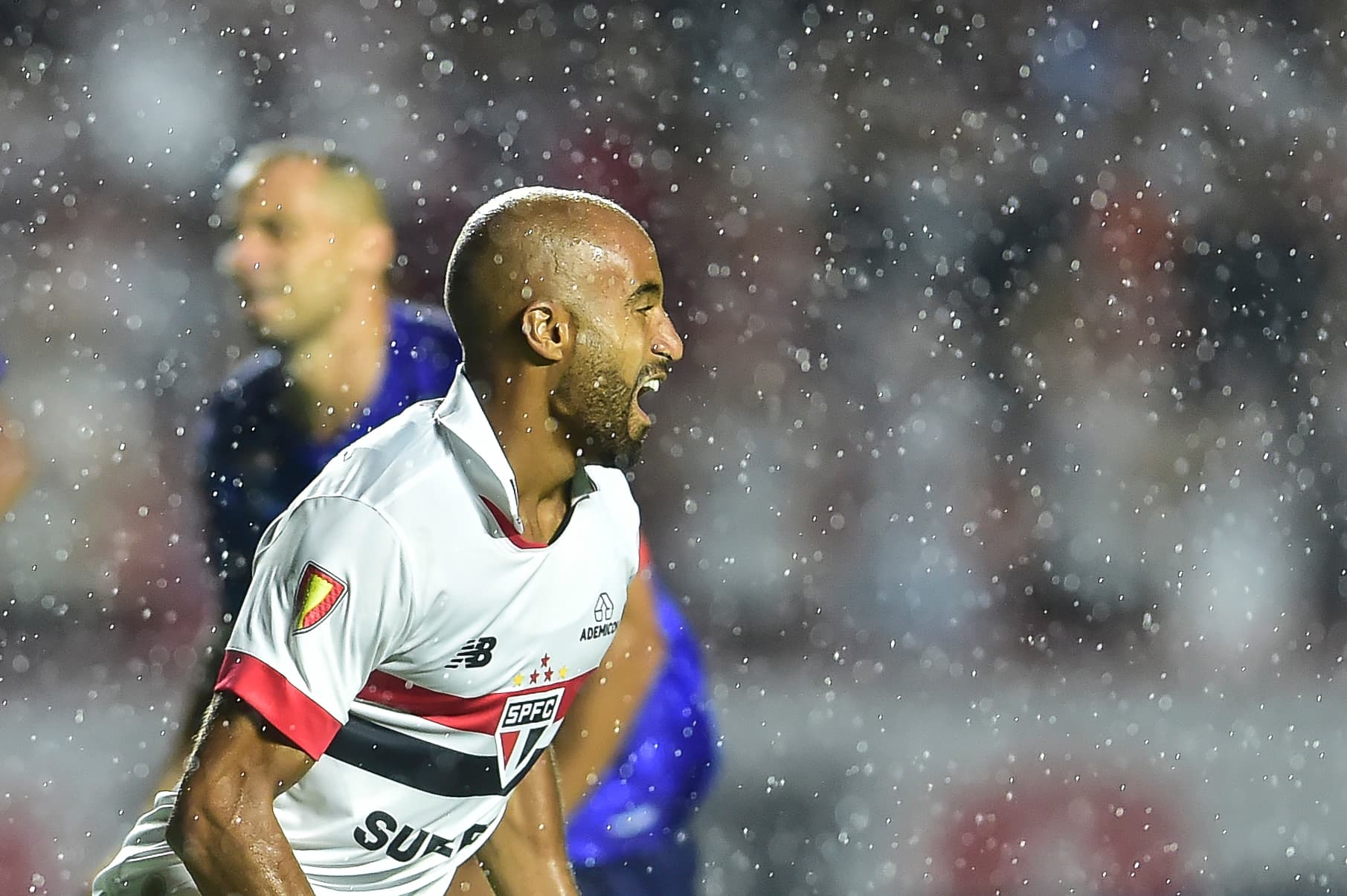 Lucas em foco com o novo uniforme do São Paulo
