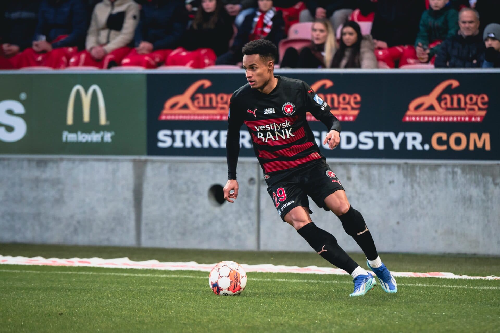 Paulinho pelo Midtjylland na atual temporada - Divulgação / Midtjylland