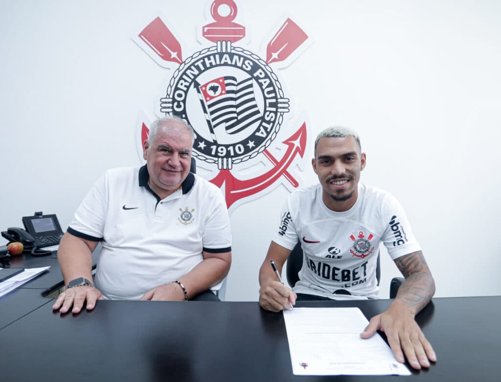 Matheuzinho chega ao Corinthians após ‘novela’ e já pode estrear