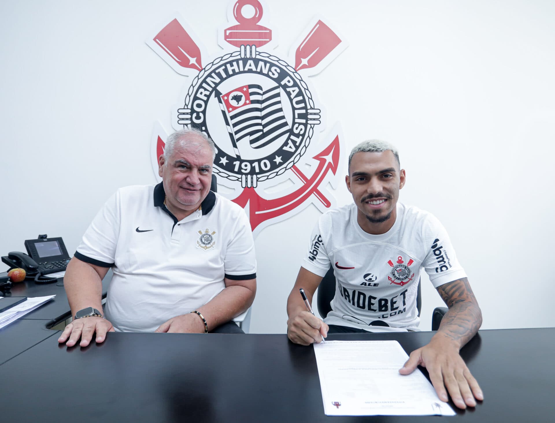 Matheuzinho chega ao Corinthians após ‘novela’ e já pode estrear