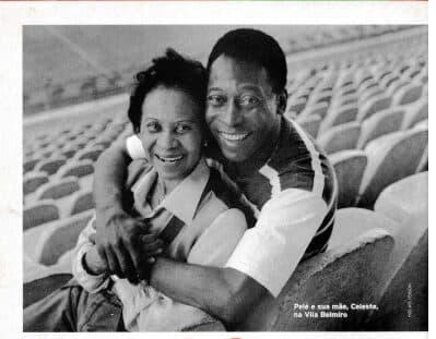 Pelé com a mãe Celeste, na Vila Belmiro
