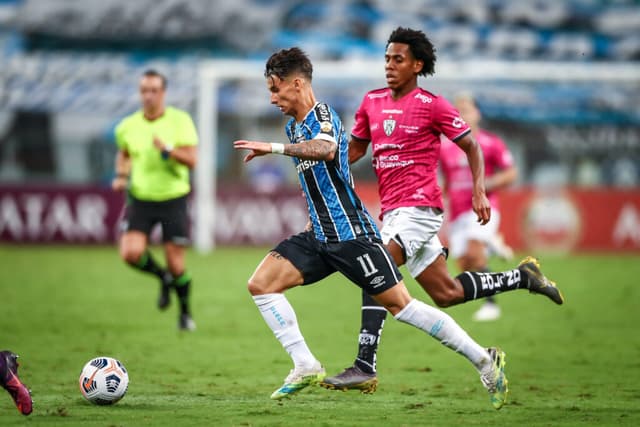 Ferreira carrega a bola durante jogo contra o Independiente Del Valle - Foto: Lucas Uebel/Grêmio FBPA