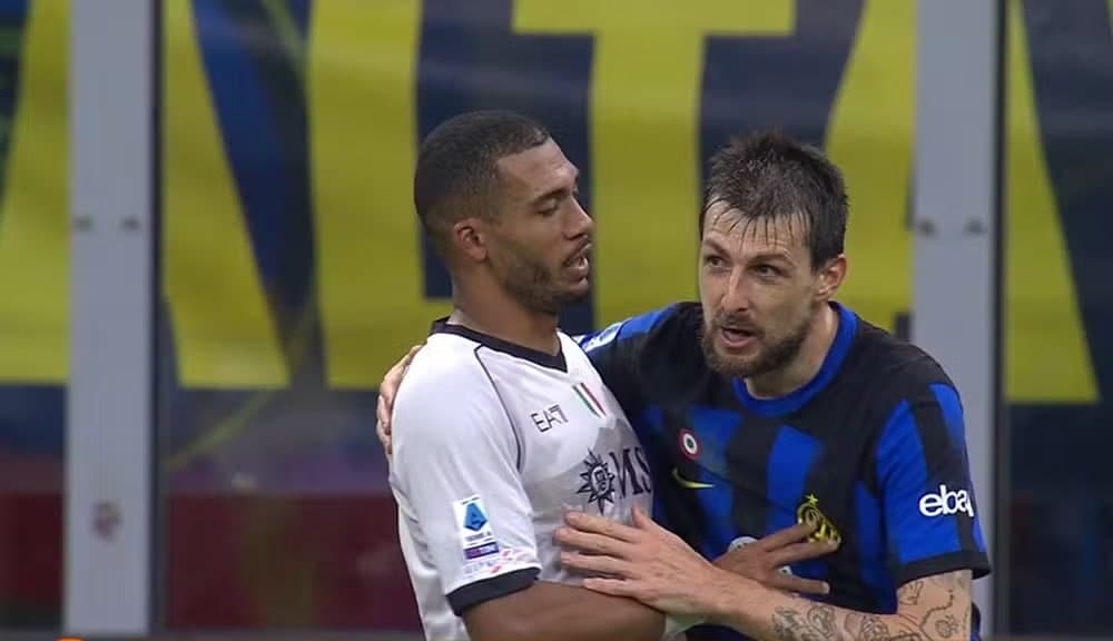Juan Jesus e Acerbi: italiano pediu desculpas em campo ao brasileiro do Napoli / Reprodução