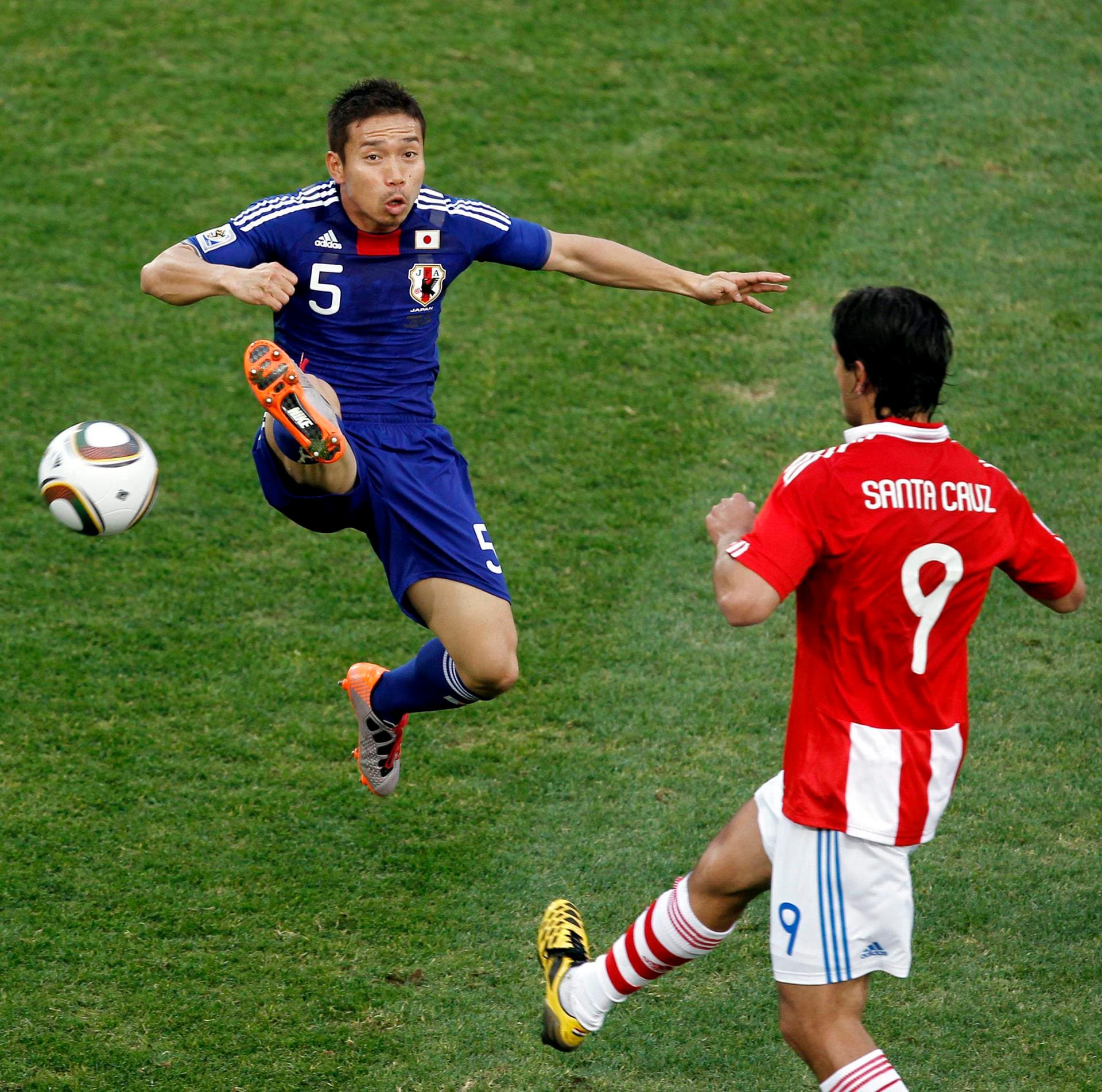 Roque Santa Cruz em ação pelo Paraguai na Copa do Mundo de 2010 - EFE/KERIM