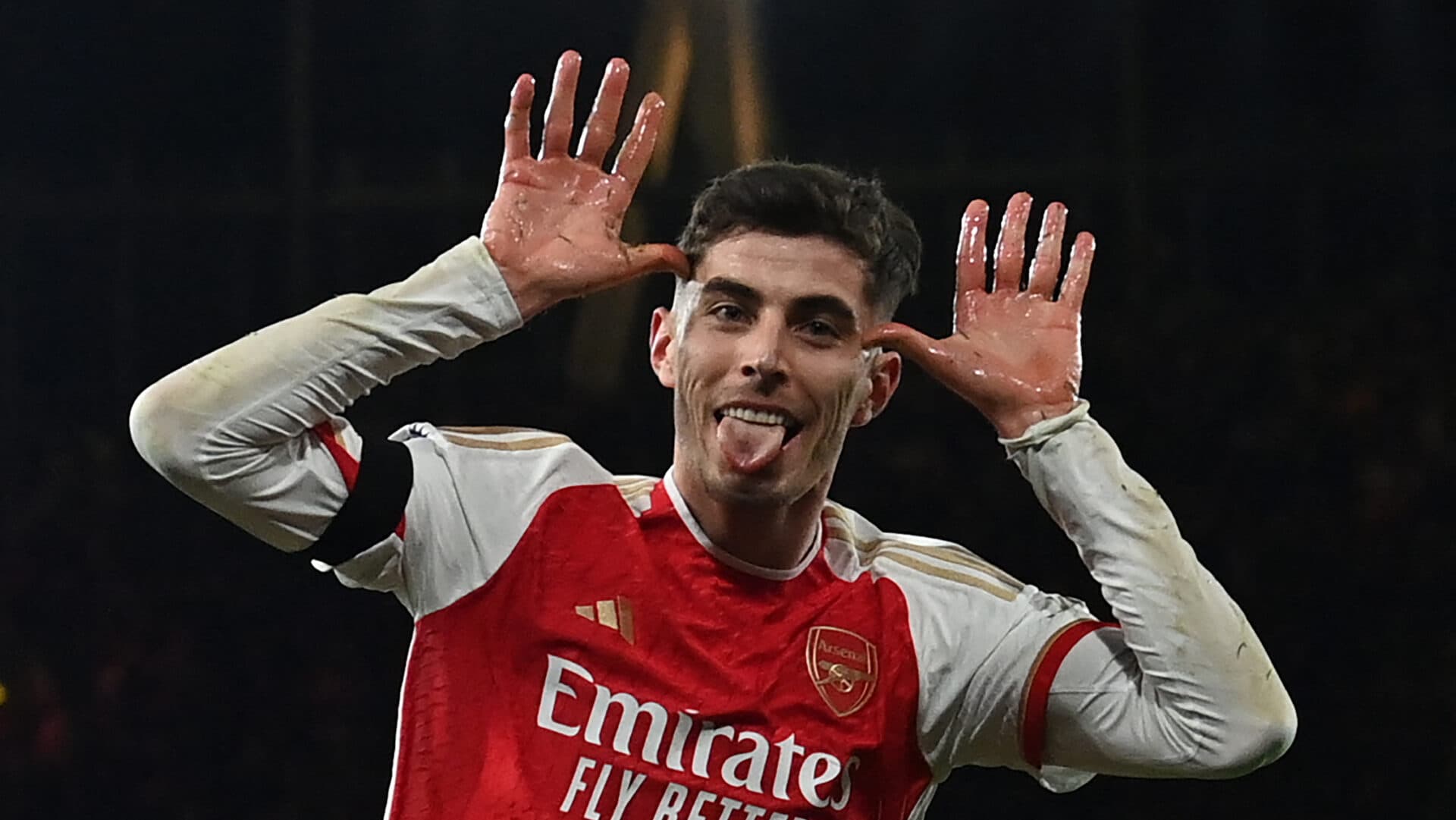 Arsenal fica sem centroavante disponível após lesões