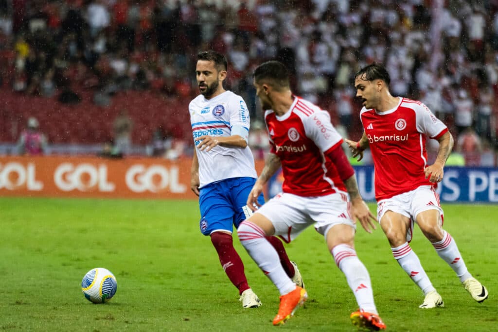 Inter estreia no Brasileirão com virada contra o Bahia e espanta má fase