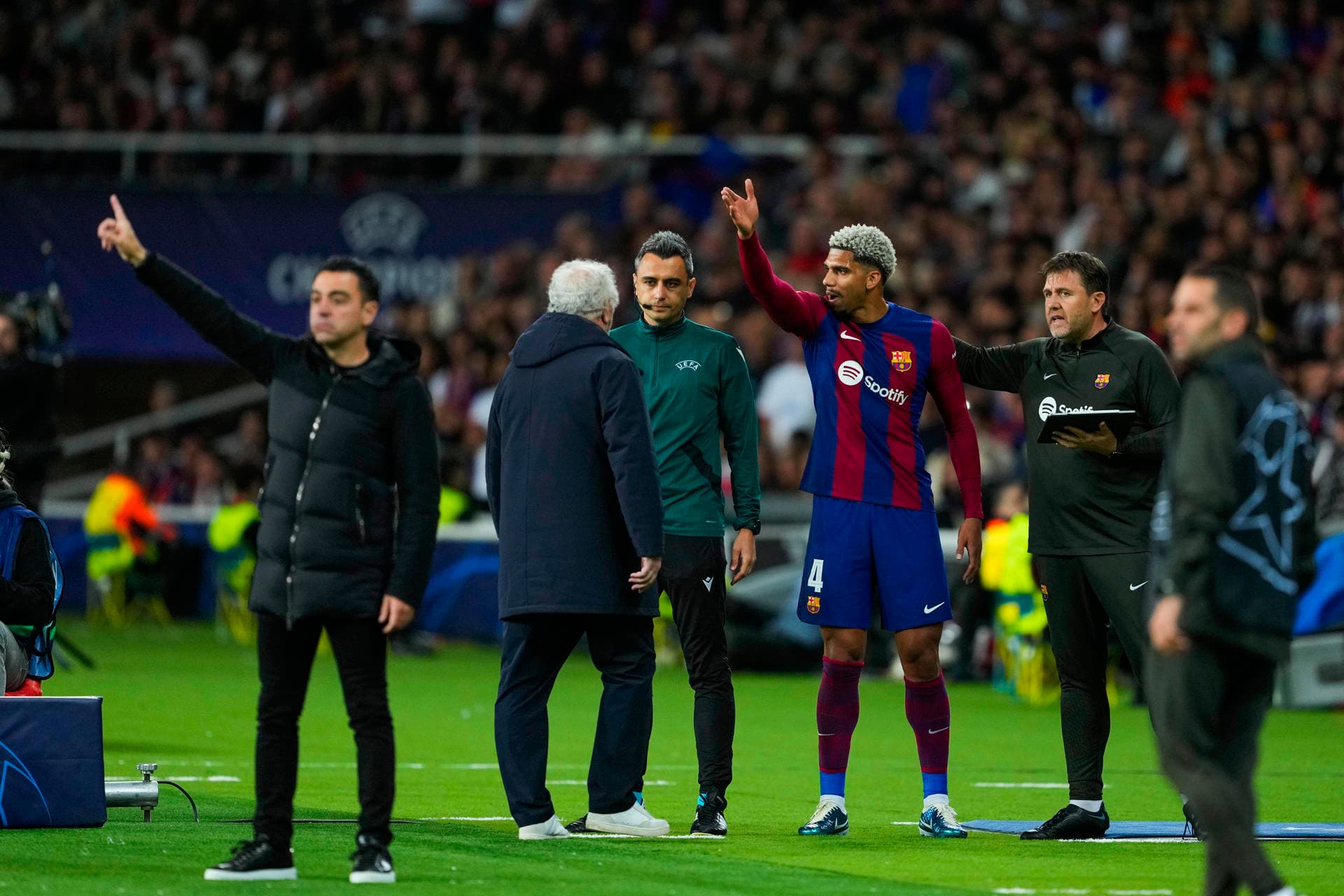 Críticas de Gündogan provocam racha no elenco do Barcelona