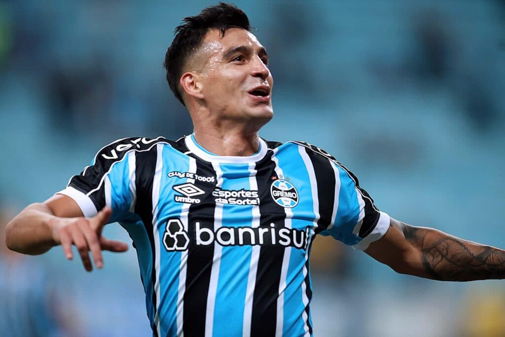 Com brilho gringo, Grêmio vence o Athletico-PR e espanta má fase