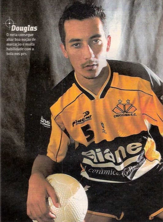 Douglas no Criciúma, destaque do Guia do Brasileirão de 2004 - PLACAR