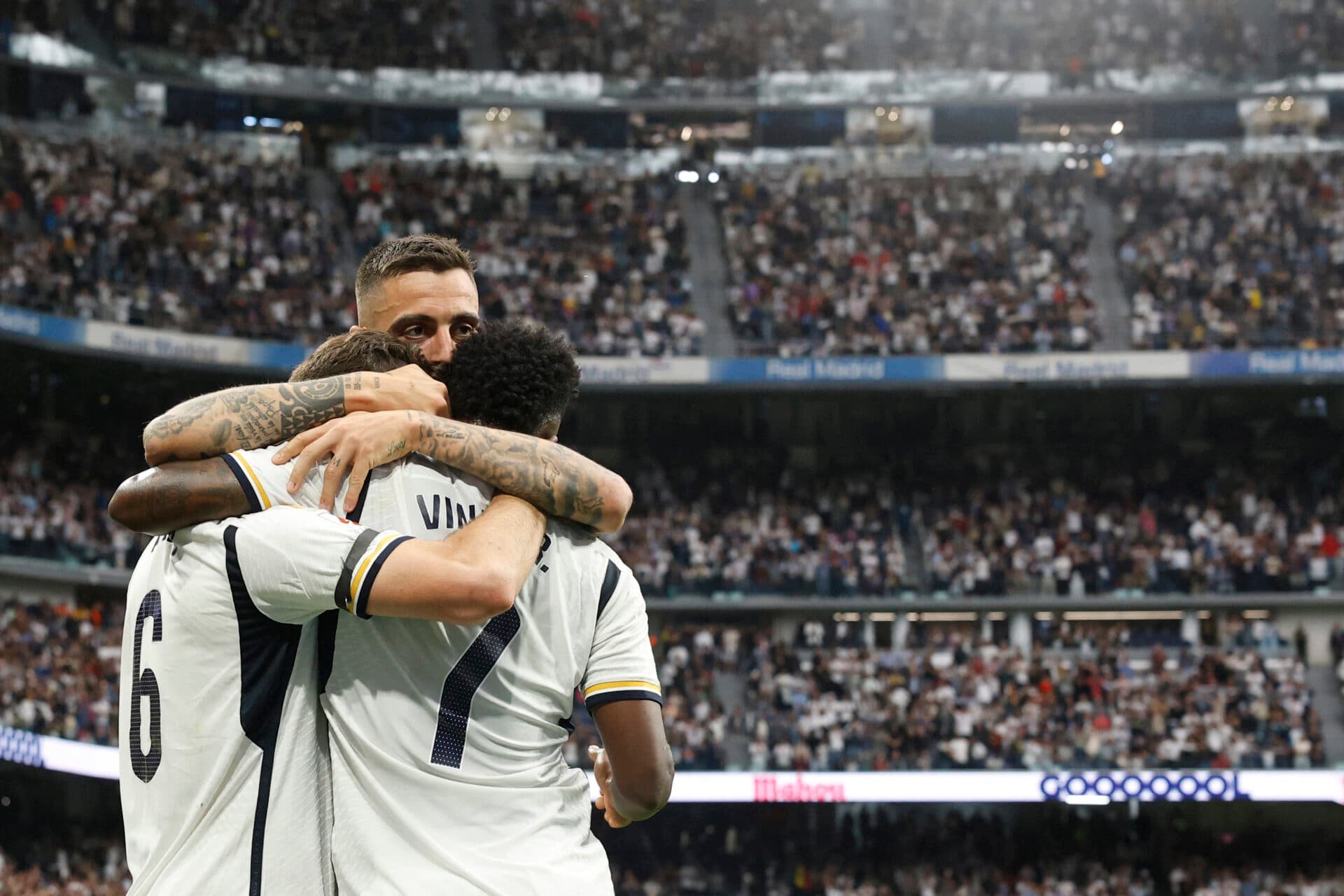 Real Madrid é campeão espanhol com ajuda e tropeço do Barcelona