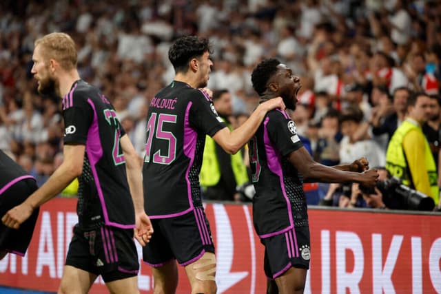 Davies celebra o gol que classificou o Bayern - Oscar del Pozo/AFP