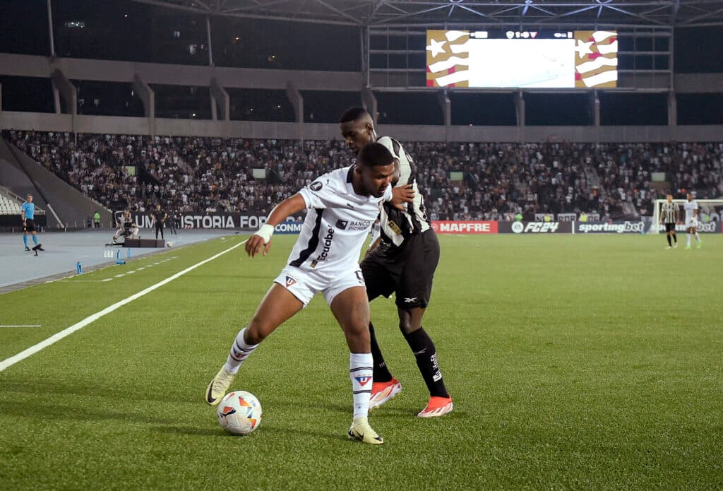 Botafogo vence a LDU, deixa a lanterna e mantém sonho das oitavas vivo