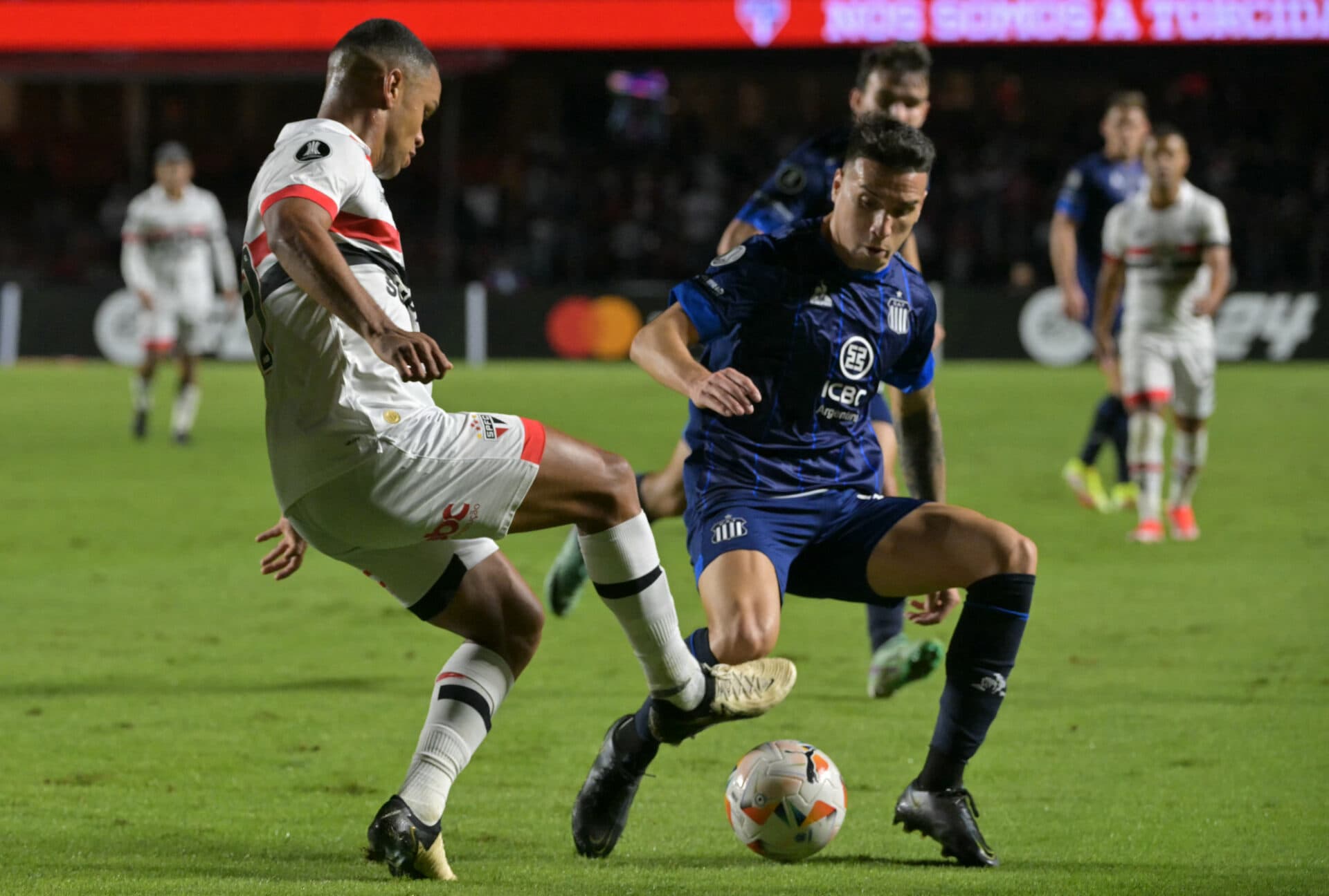 São Paulo vence confronto direto e termina fase de grupos como líder