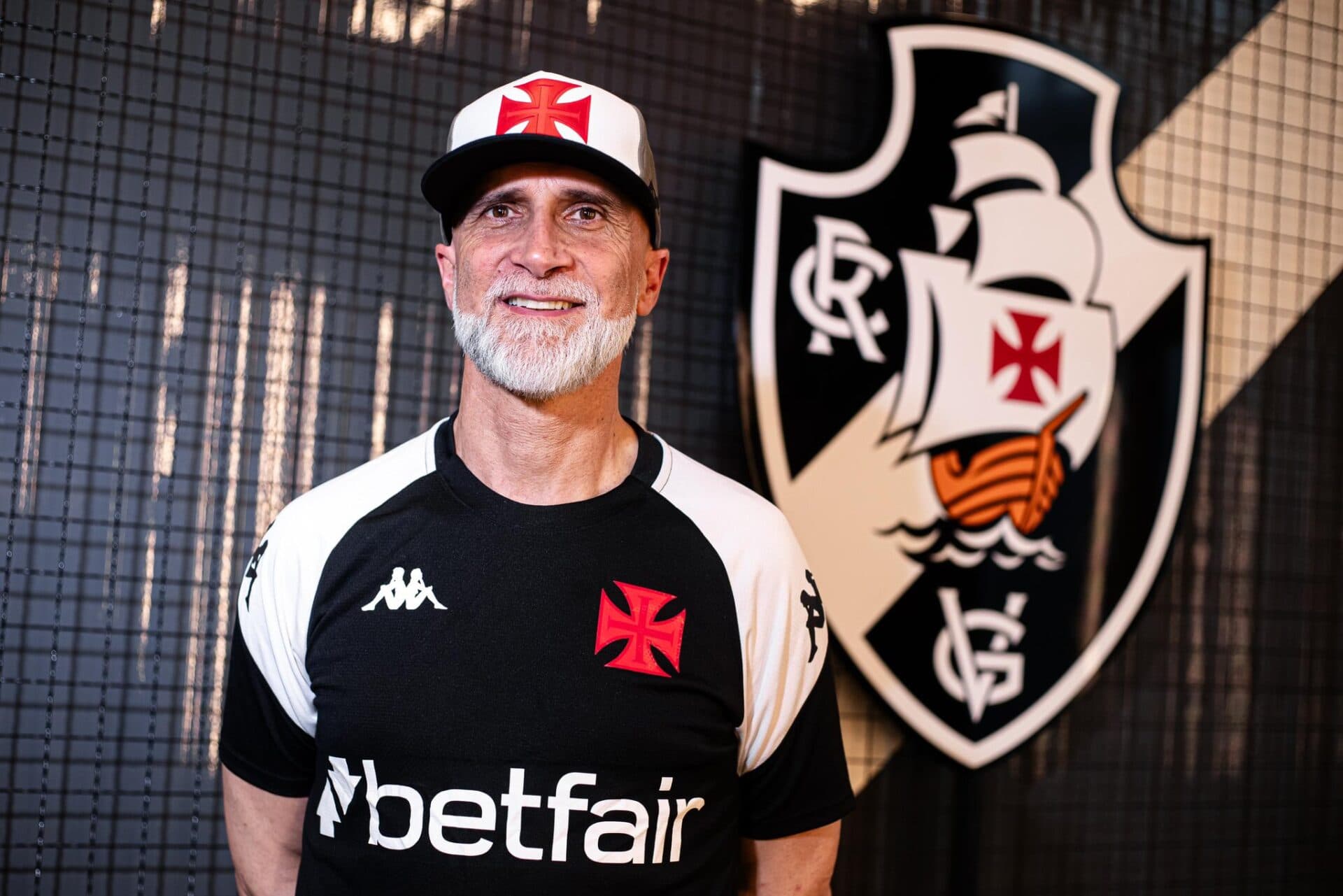 Com Álvaro Pacheco no Vasco, técnicos estrangeiros ocupam metade da Série A