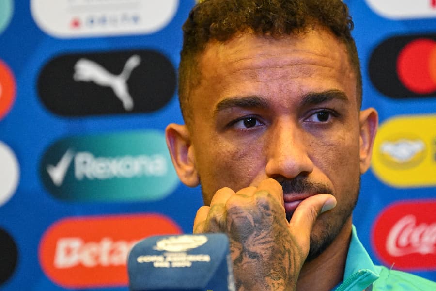 Aos 32 anos, lateral da Juventus virou o principal líder da seleção brasileira - Patrick T. Fallon AFP