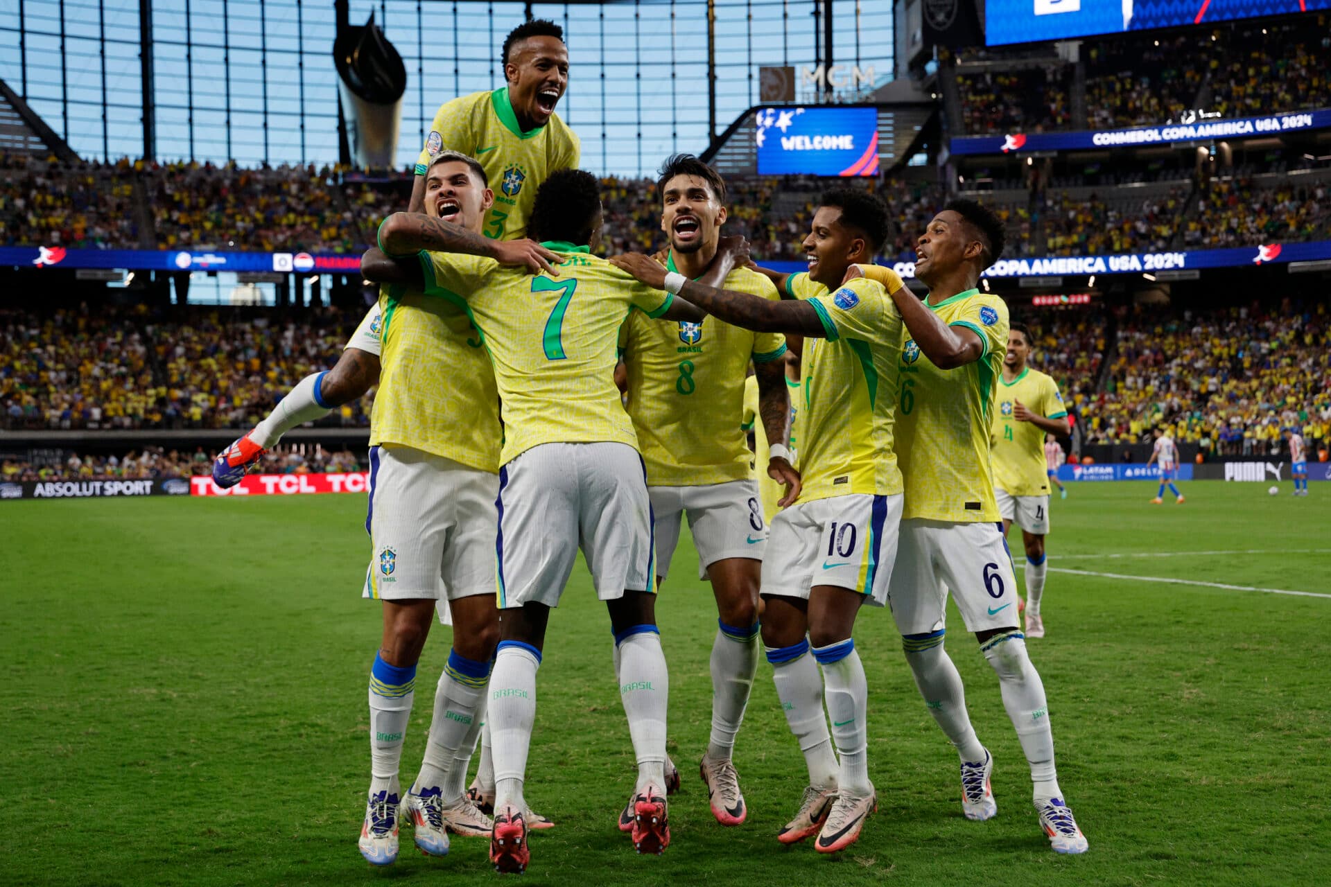 Seleção brasileira comemora gol de Vinicius Junior contra o Paraguai em Las Vegas - EVORK DJANSEZIAN / Getty Images via AFP)
