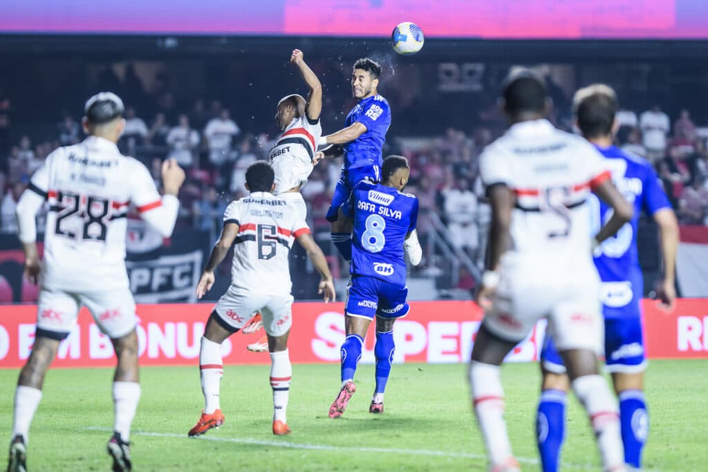 São Paulo mantém embalo contra o Cruzeiro e cola nos líderes do Brasileirão