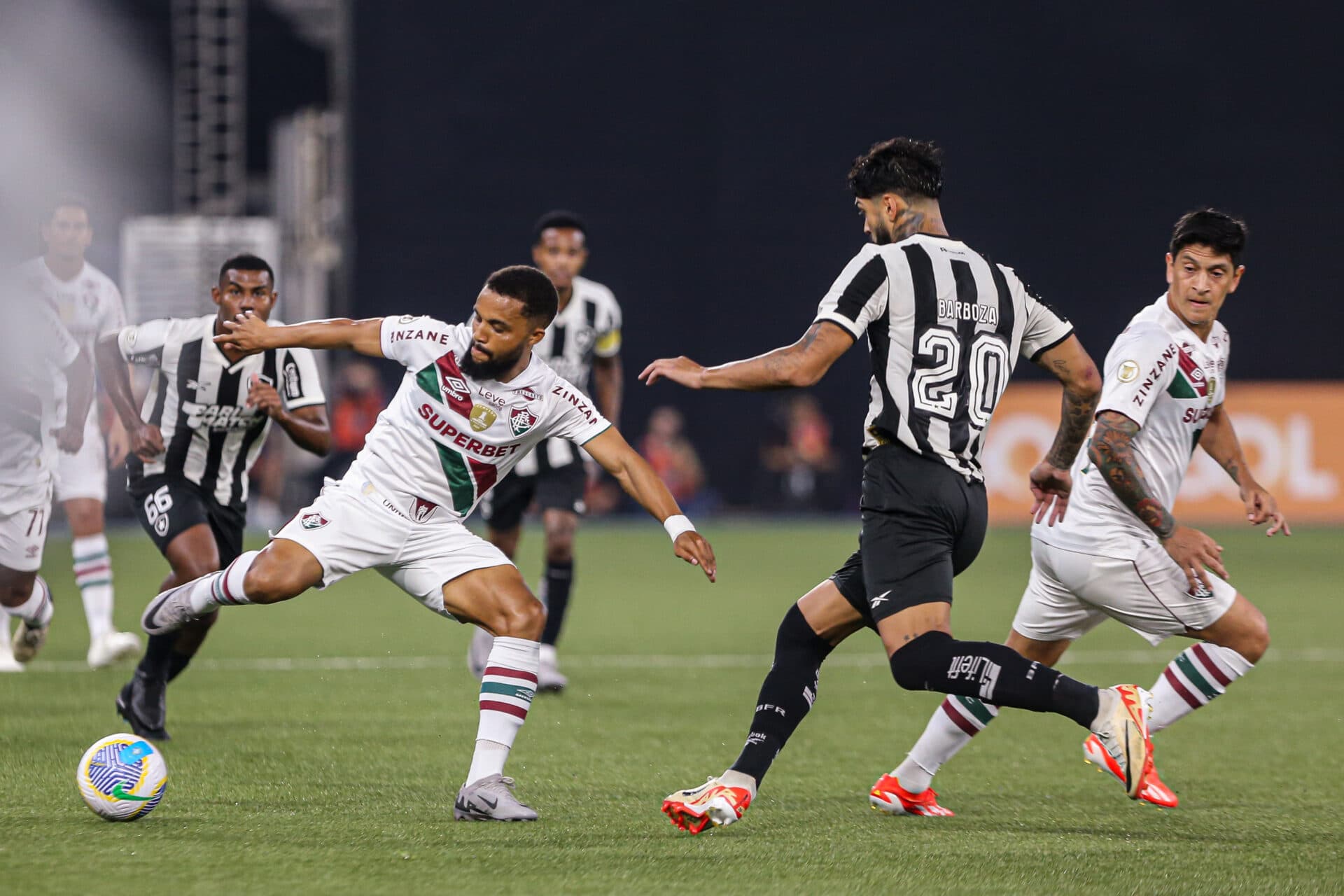 Botafogo vence clássico contra o Fluminense e dorme na liderança