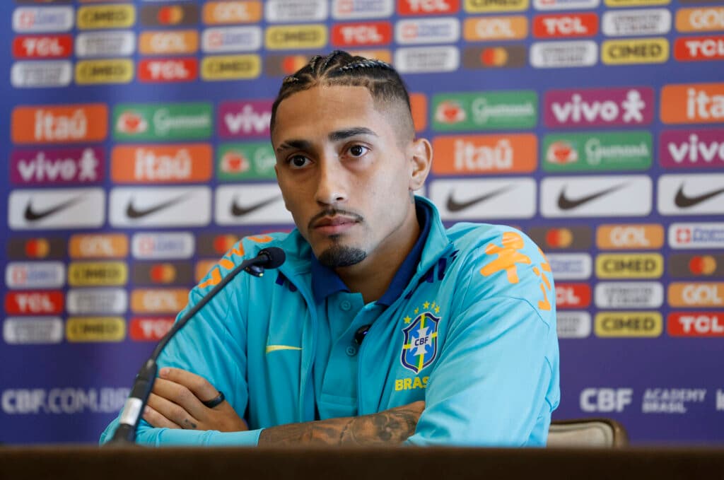 Raphinha responde críticas de Ronaldinho ao Brasil: “Foi um baque”