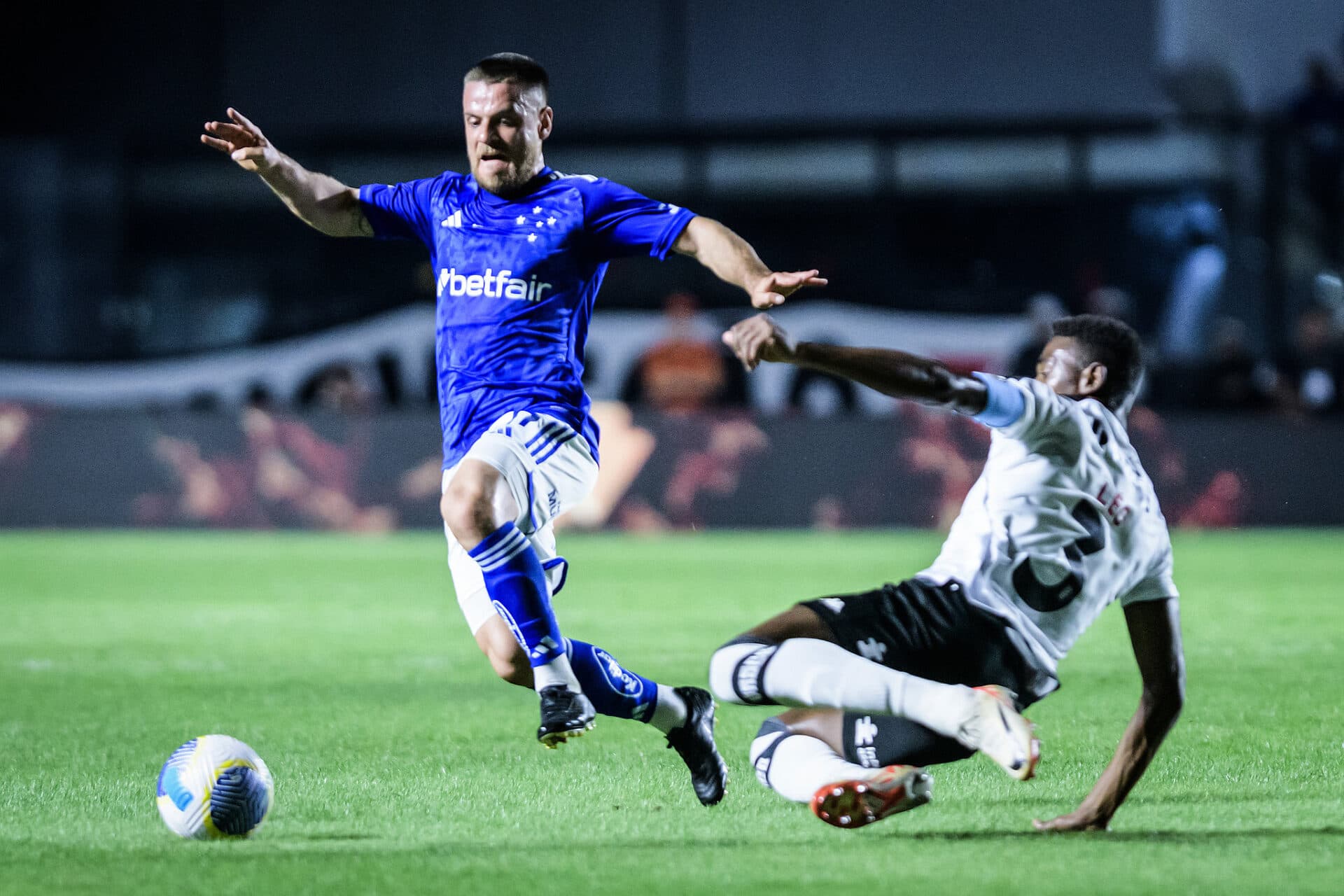 Vasco e Cruzeiro empatam sem gols em São Januário