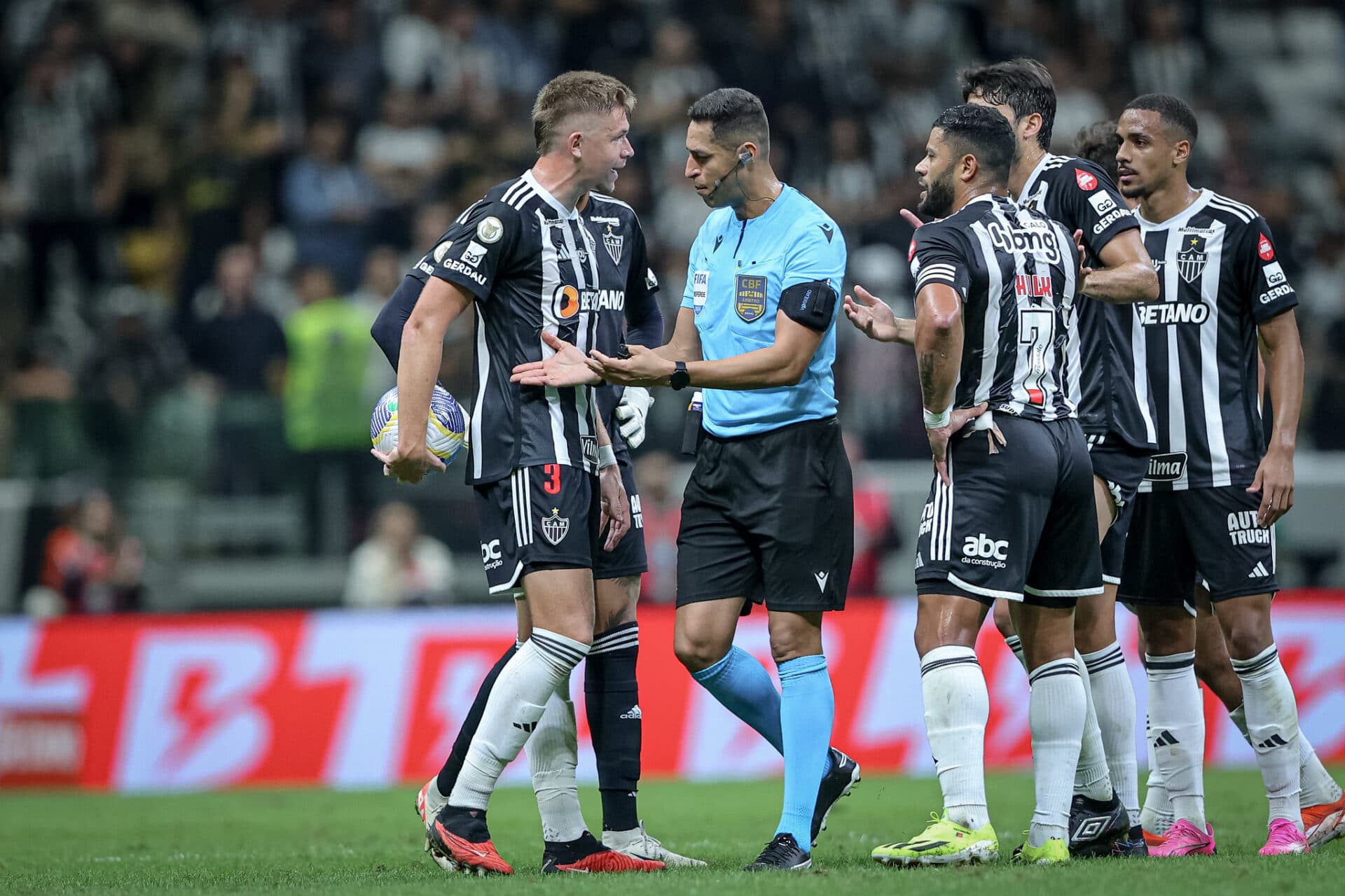 O que diz a súmula da expulsão de Hulk em Atlético-MG 0 x 4 Palmeiras