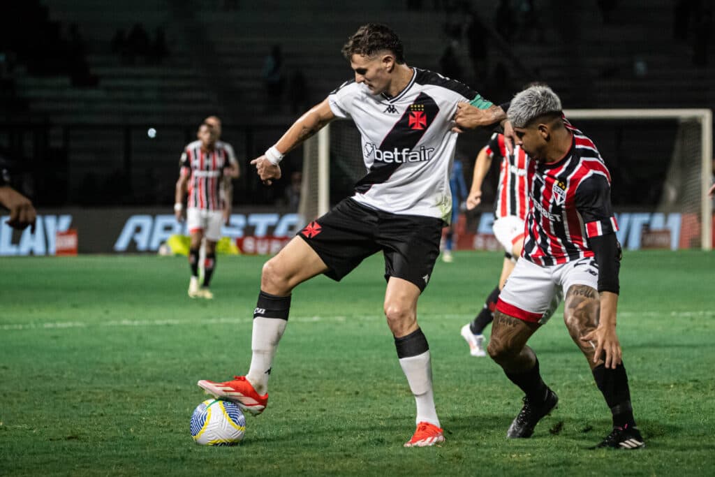Vasco responde à crise, goleia o São Paulo e foge do Z-4 do Brasileirão
