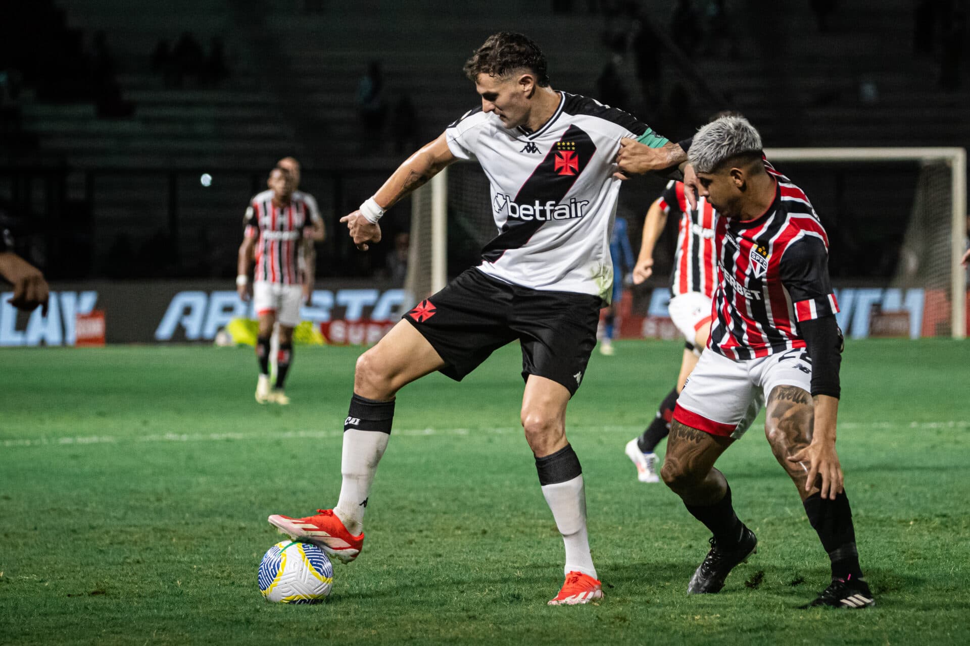 Vasco responde à crise, goleia o São Paulo e foge do Z-4 do Brasileirão
