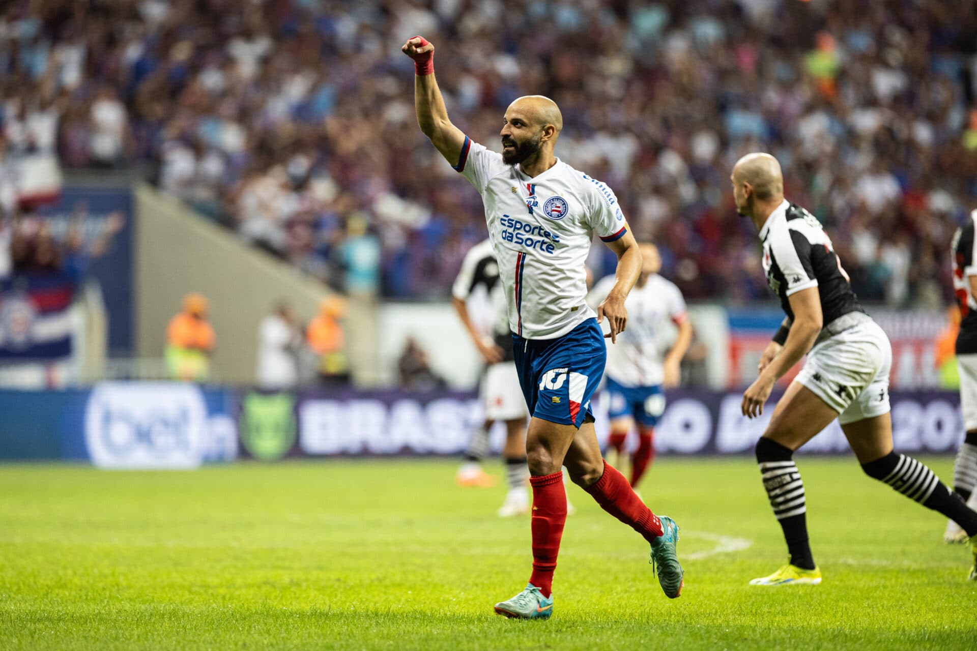 Bahia faz lição de casa contra o Vasco e divide liderança com Fla