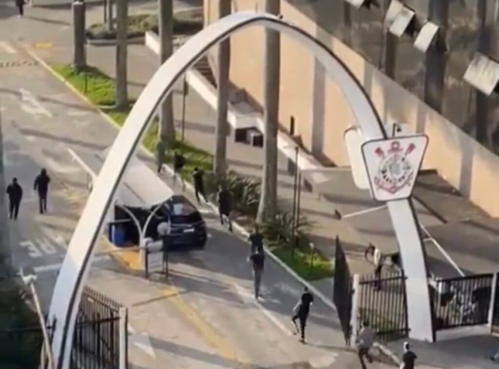 Torcedores invadem CT e sede social do Corinthians