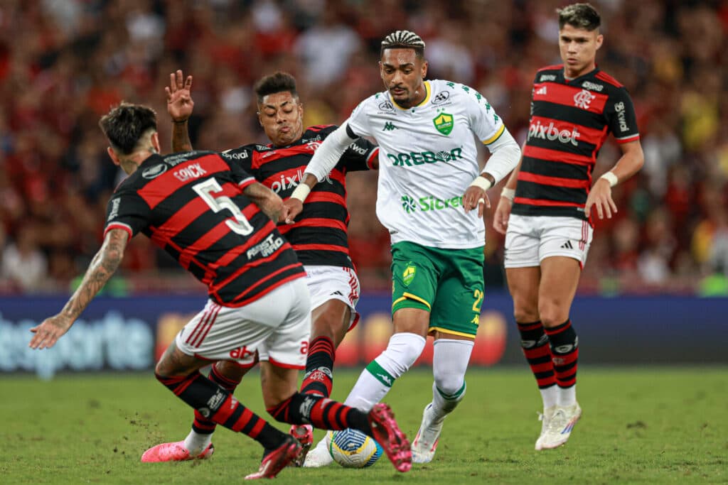 Líder, Flamengo tropeça e fica no empate com o Cuiabá