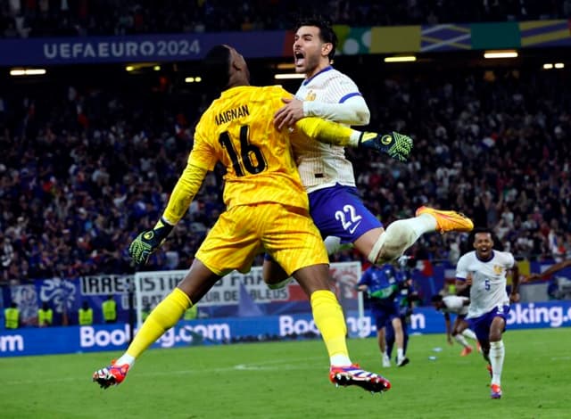 Nos pênaltis, França vence Portugal e encara Espanha na semi da Euro