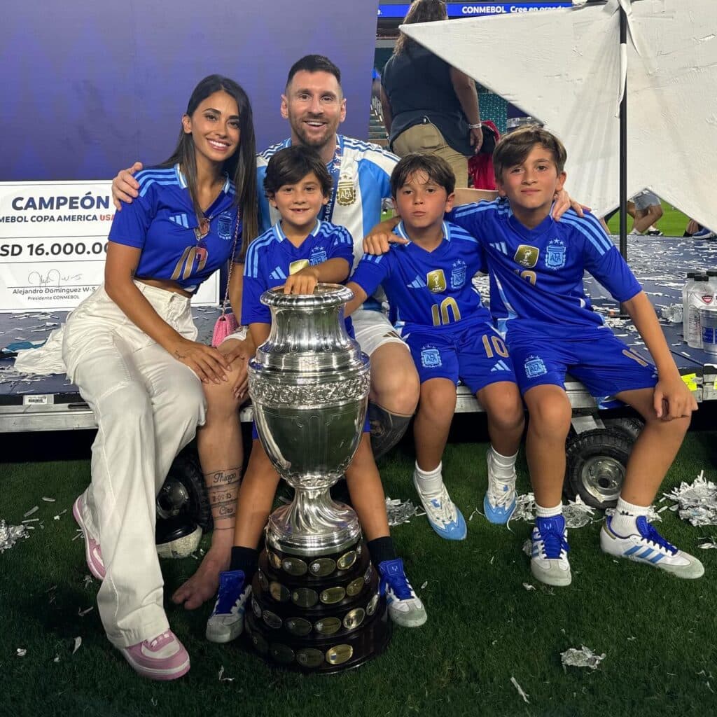 Messi com sua esposa e filhos e a taça da Copa América - ntonelaroccuzzo/Instagram