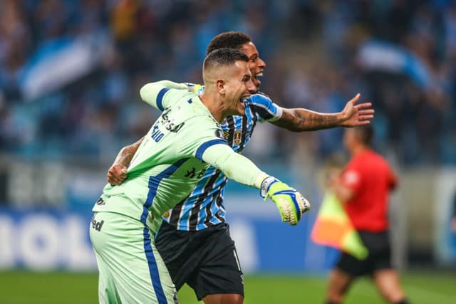 Marcelo Grohe e André comemoram virada contra Estudiantes - Lucas Uebel / Grêmio