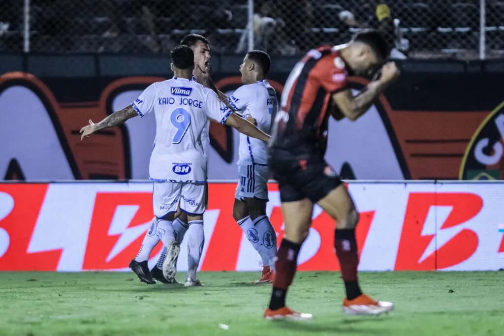 Vitória e Cruzeiro empatam com gol de bicicleta e polêmica no fim