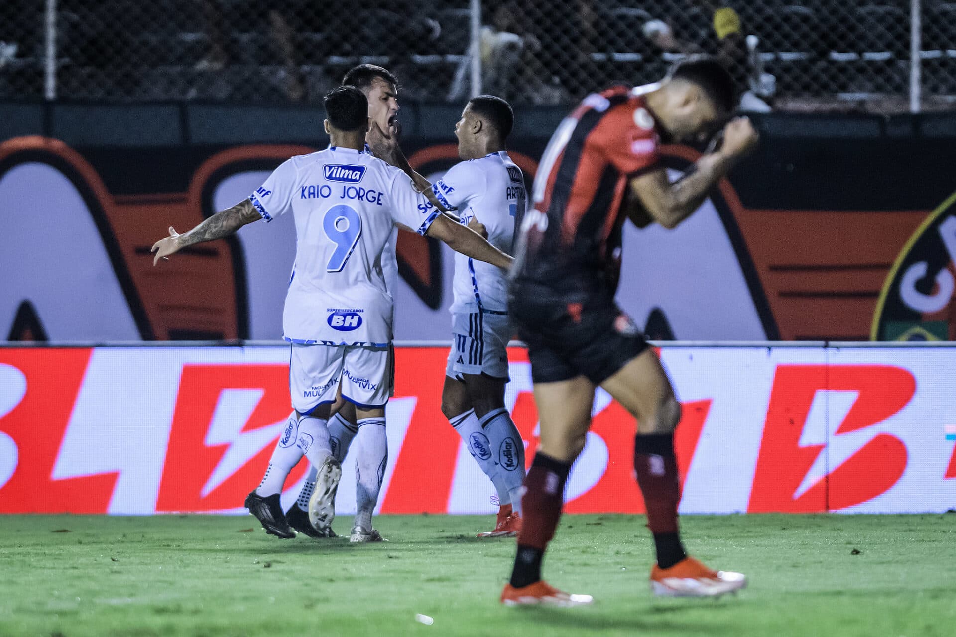 Vitória e Cruzeiro empatam com gol de bicicleta e polêmica no fim