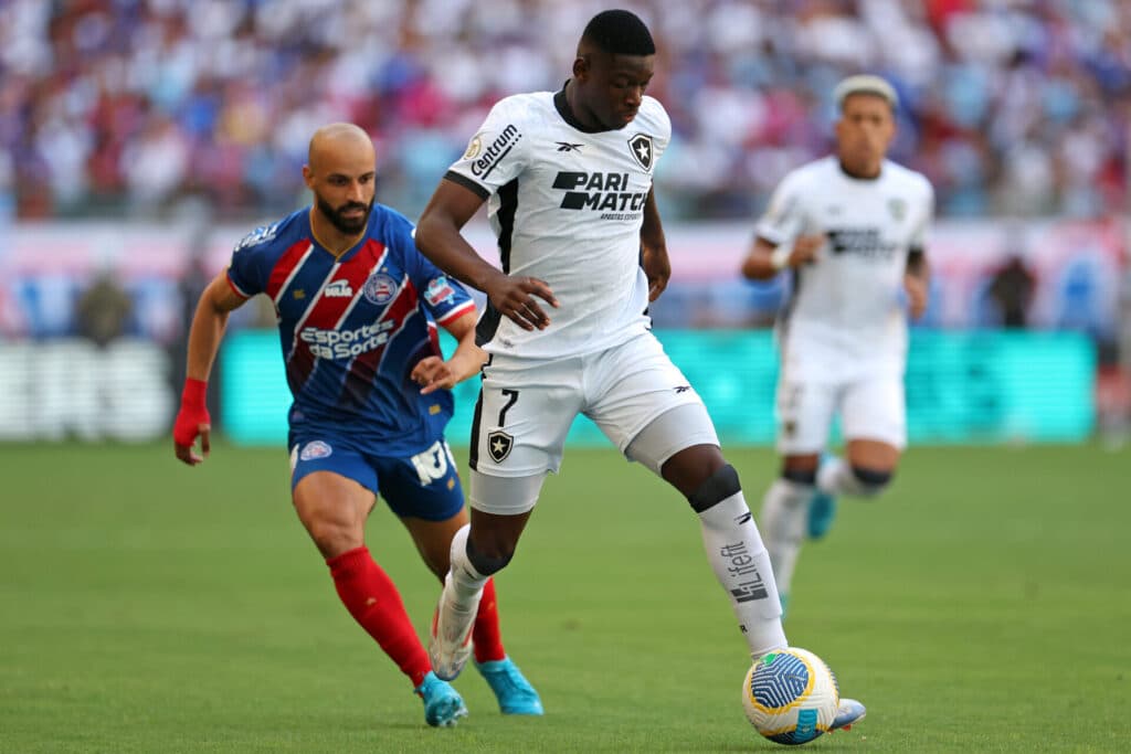 Botafogo empata com Bahia e perde liderança do Brasileirão
