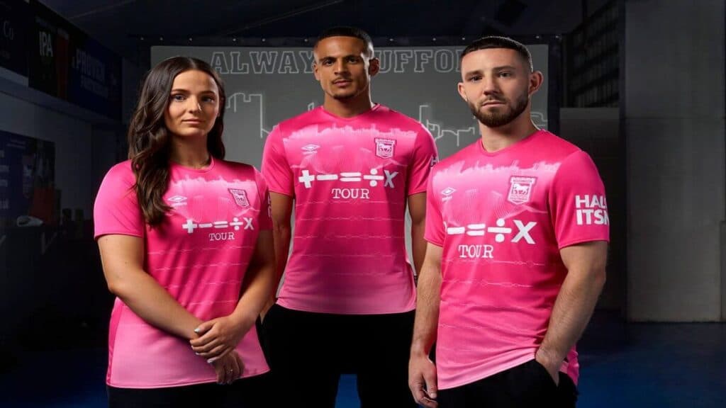 Ipswich Town lança camisa III em parceria com Ed Sheeran