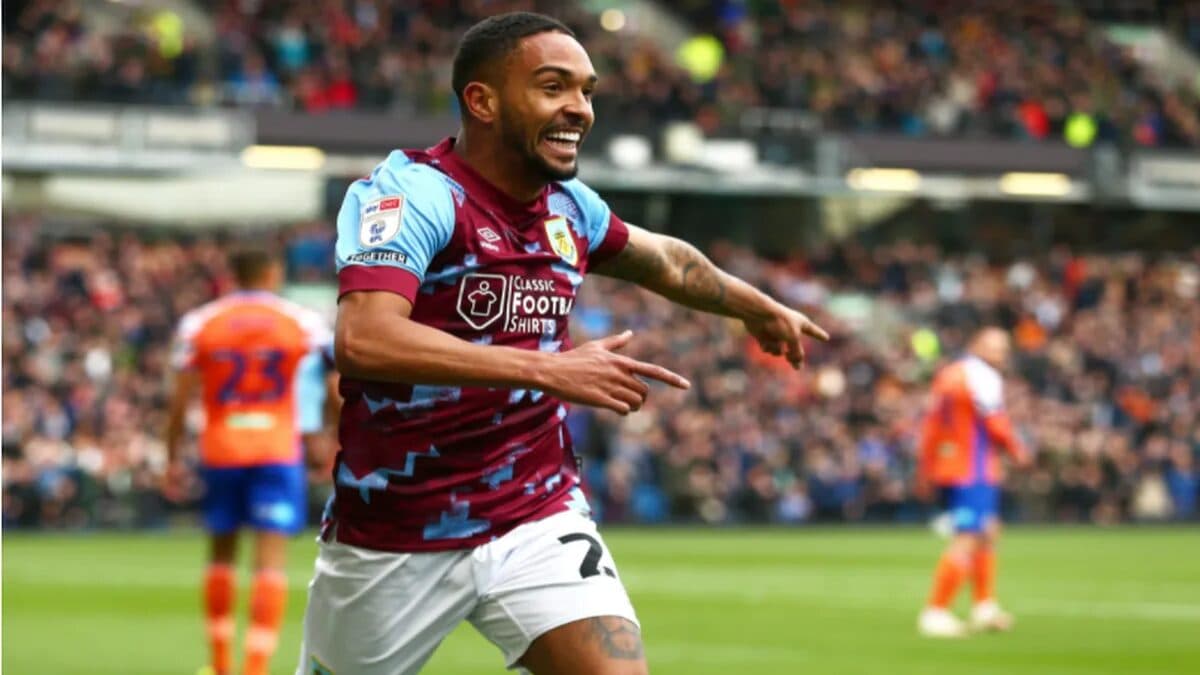 Botafogo se aproxima de contratar Vitinho, lateral do Burnley