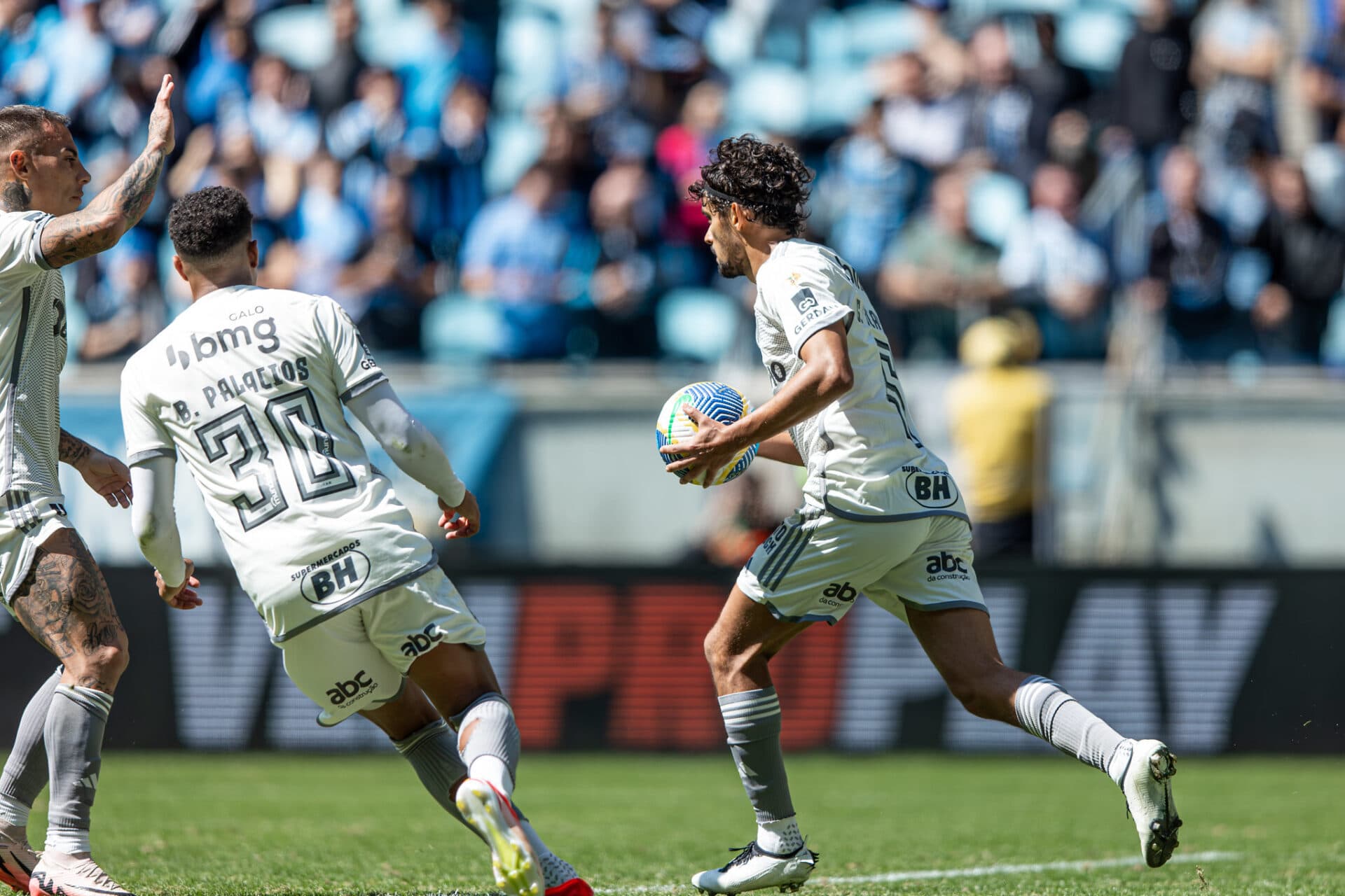 Grêmio abre 2 a 0, mas leva virada do Atlético-MG na volta à Arena
