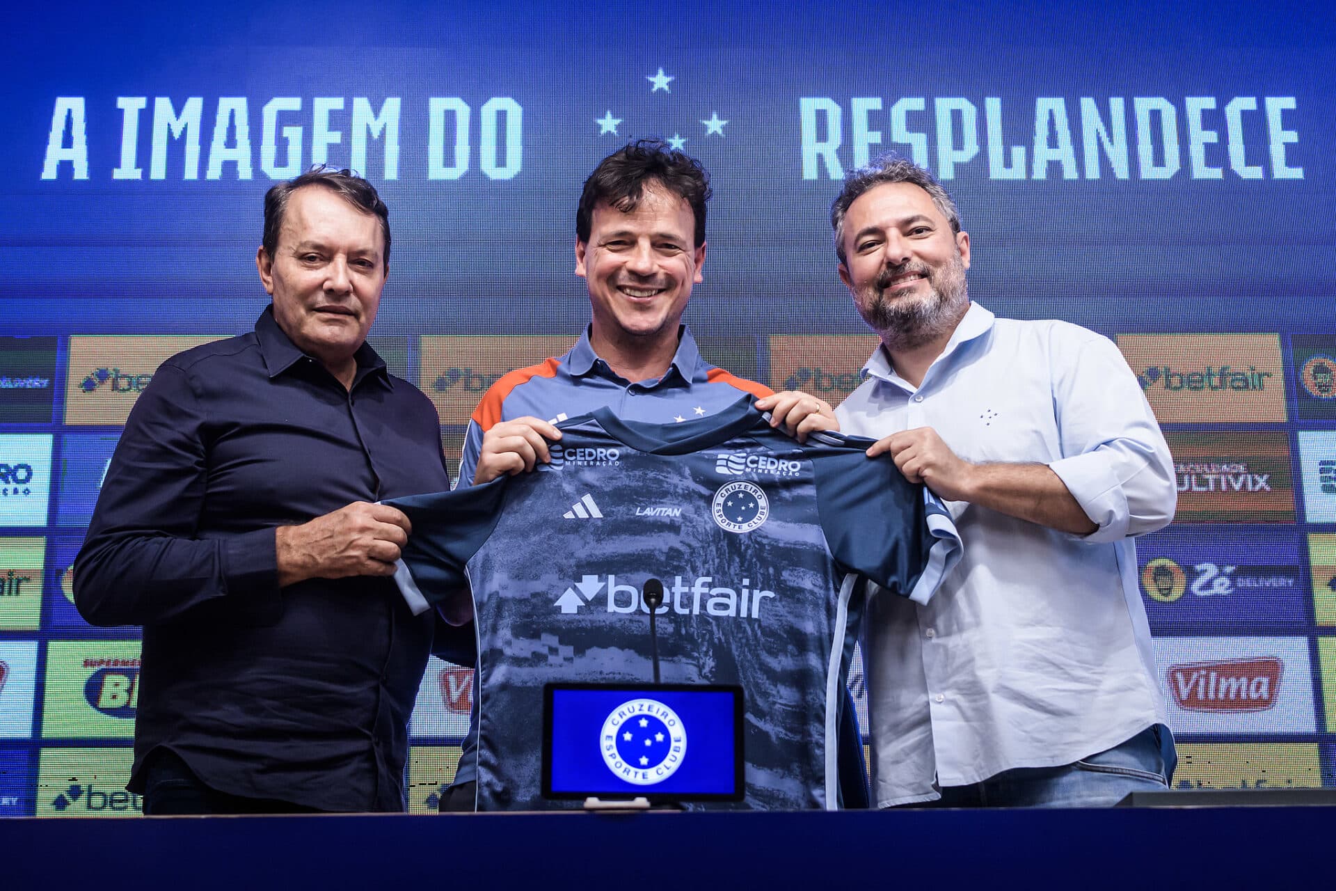 Fernando Diniz entre Pedrinho BH e Alexandre Mattos - Gustavo Aleixo/Cruzeiro