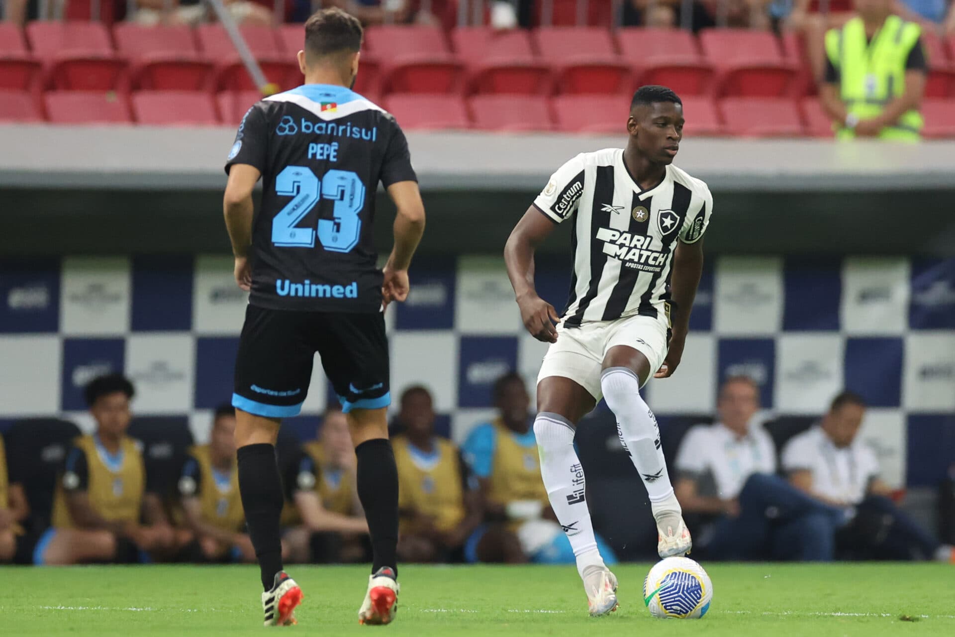 Botafogo empata sem gols com o Grêmio e recupera a liderança